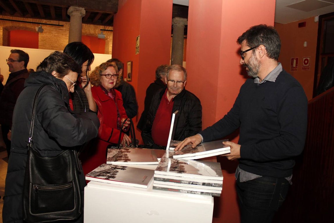 «Sucedió en Toledo. 20 años de periodismo gráfico», volumen que recogen el trabajo fotográfico de María Teresa Silva, pionera del reporterismo fotográfico en Toledo. 