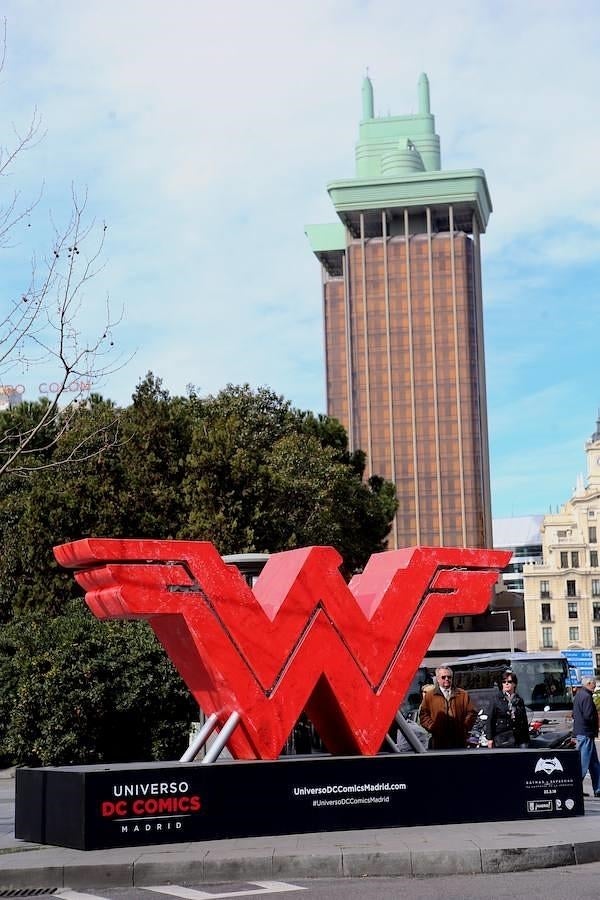 4. Logo de Wonder Woman en la Plaza de Colón
