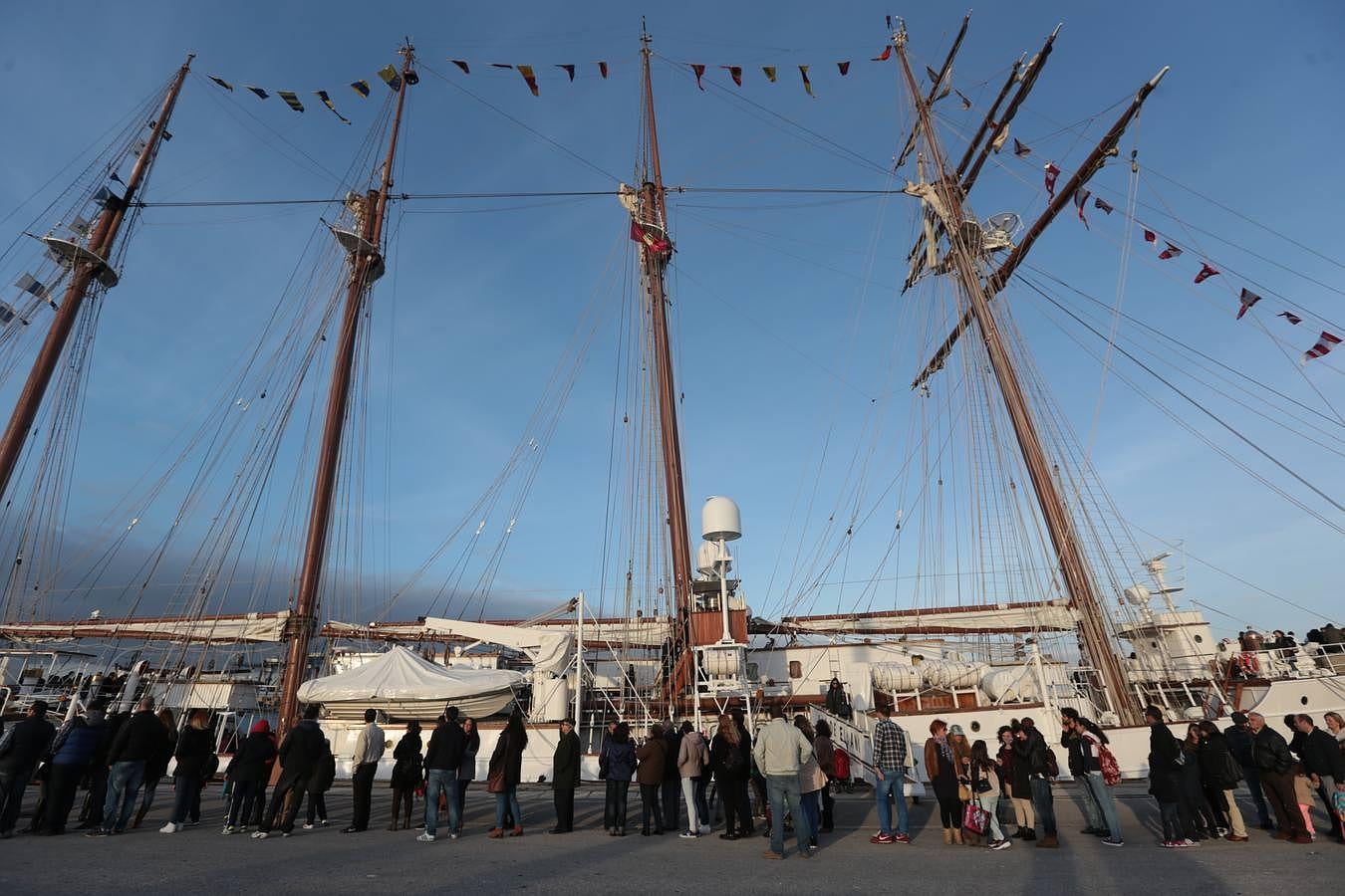 Fotos: Máxima expectación en el buque Elcano