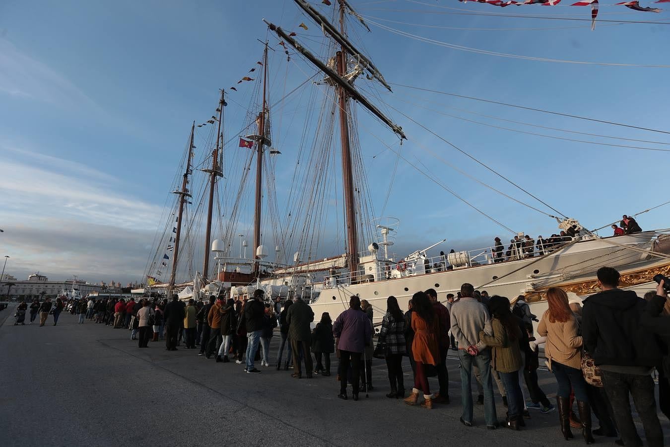 Fotos: Máxima expectación en el buque Elcano