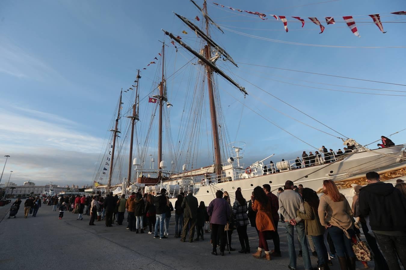 Fotos: Máxima expectación en el buque Elcano