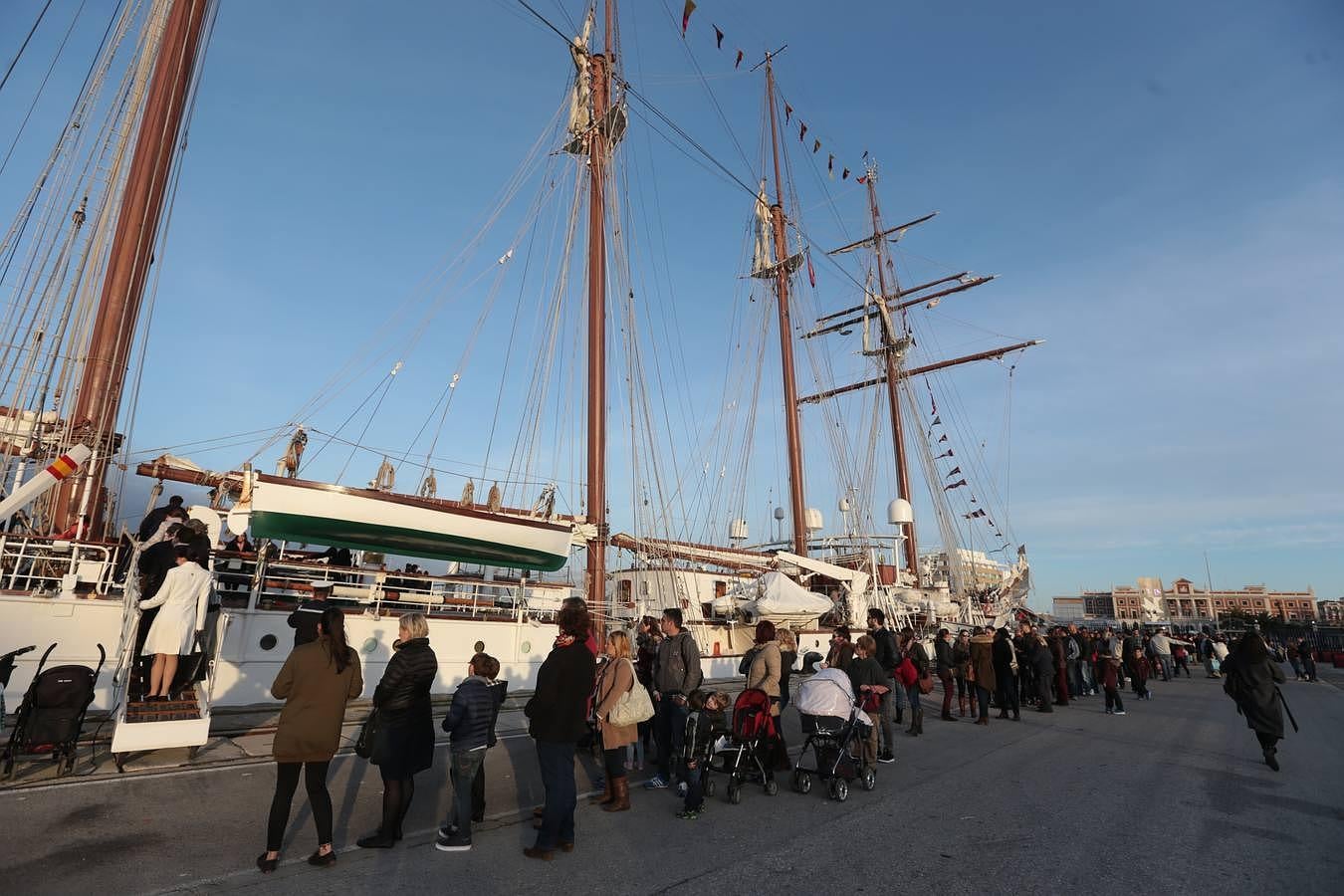 Fotos: Máxima expectación en el buque Elcano