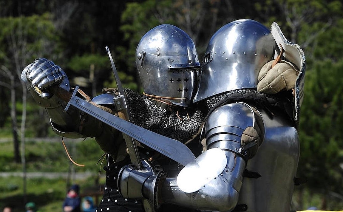 11. Entrenamiento del equipo madrileño de lucha medieval «Ursus Custodes», ayer en el Castillo de Manzanares el Real