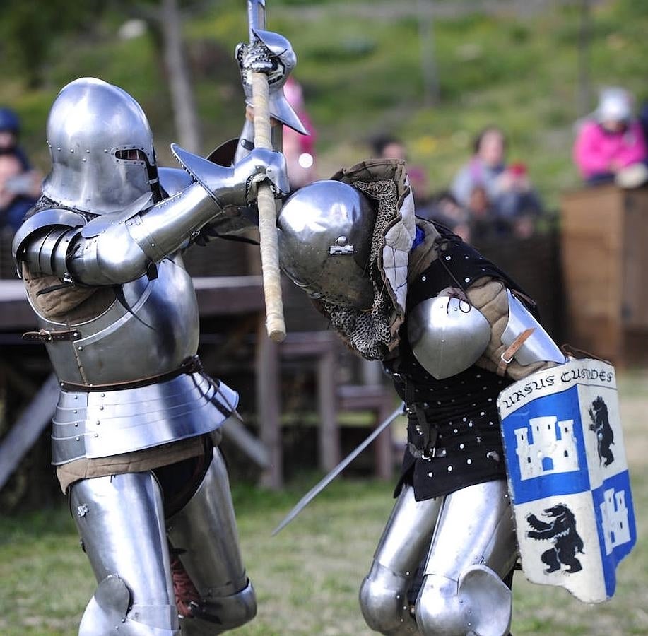 12. Entrenamiento del equipo madrileño de lucha medieval «Ursus Custodes», ayer en el Castillo de Manzanares el Real