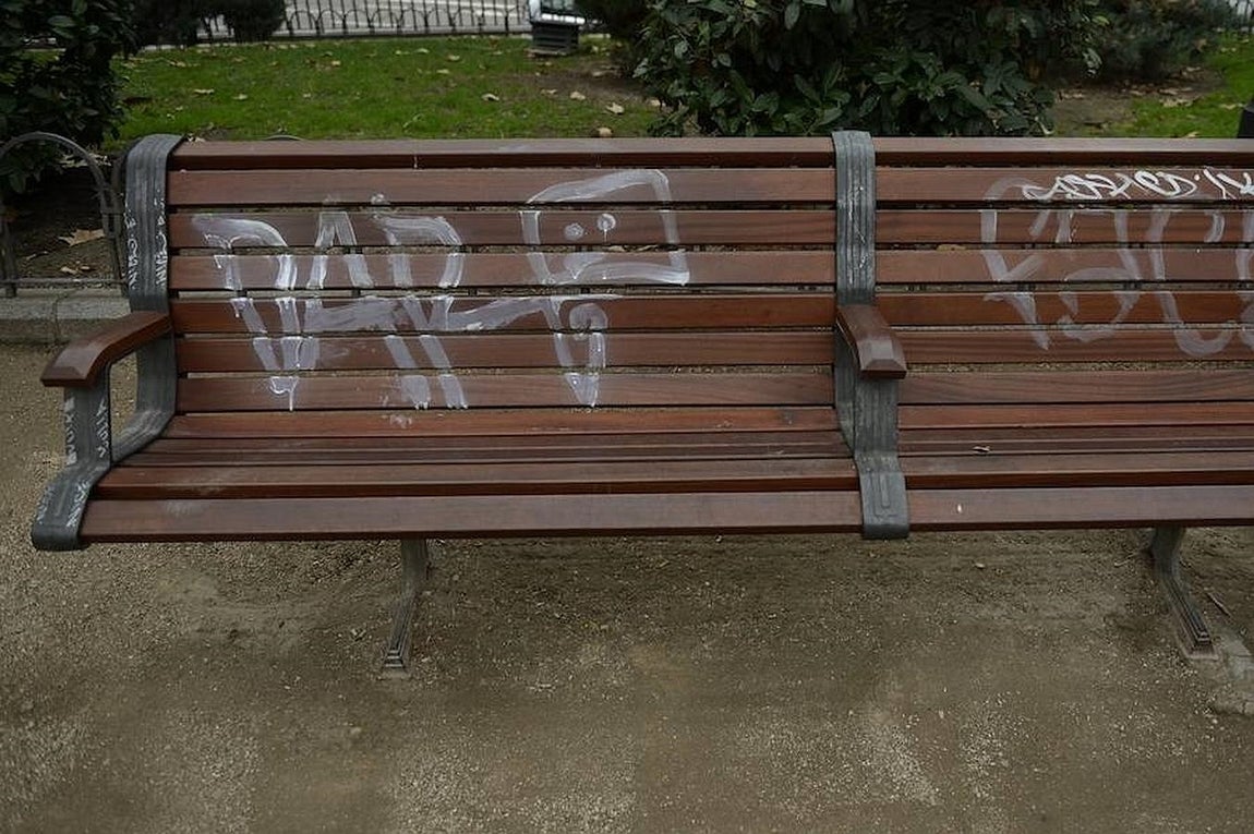 17. Más pintadas sobre los bancos de la Plaza de España