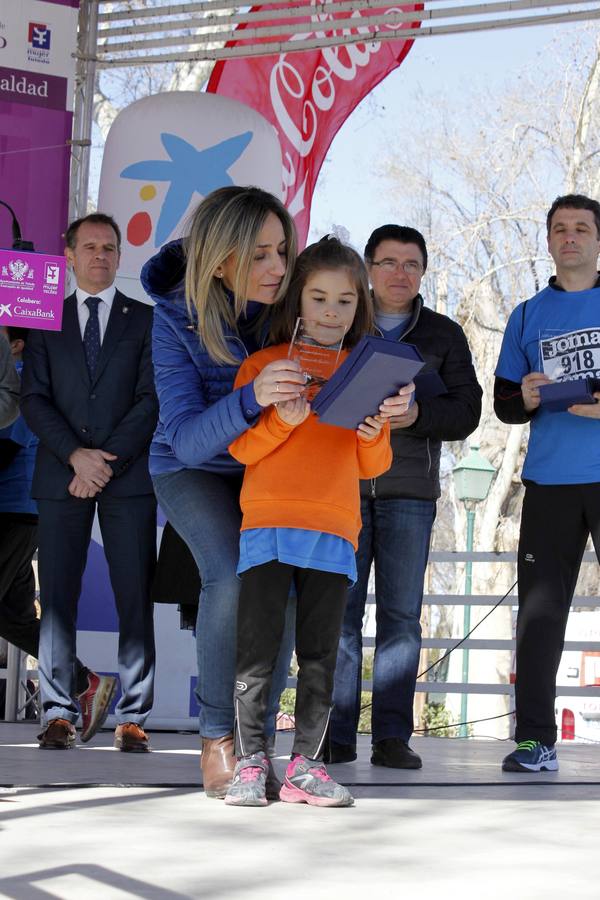 La alcaldesa, Milagros Tolón, con una de las pequeñas que participó en la carrera. 