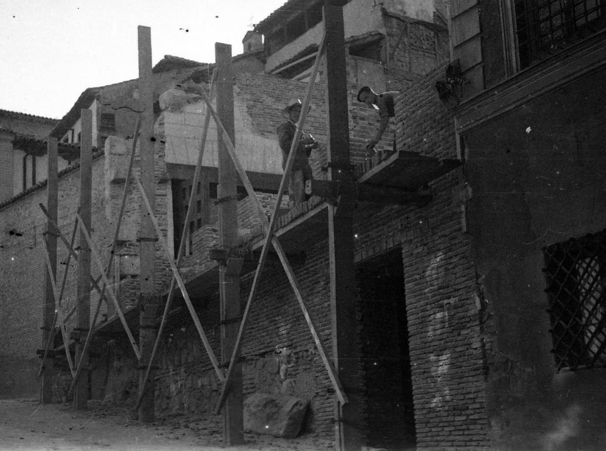 Obras en la puerta principal en 1947. Foto. Col. J.L. Isabel Sánchez. 