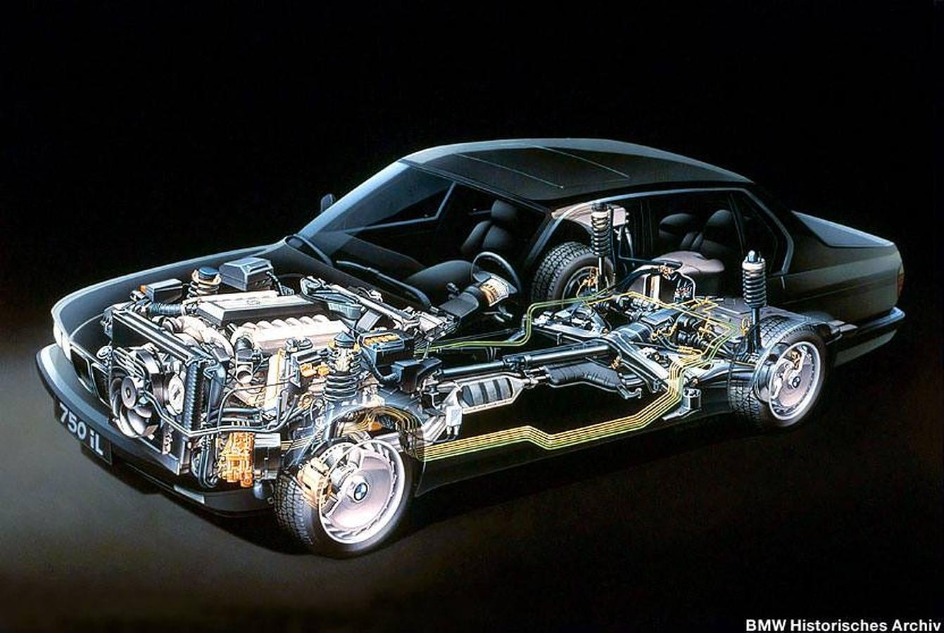Inovaciones mecánicas dpara el BMW 750i, primer coche con motor V12, en 1987