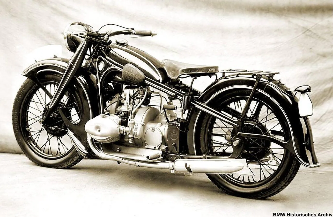 En 1935 lanzan la primera moto con amortiguación hidráulica