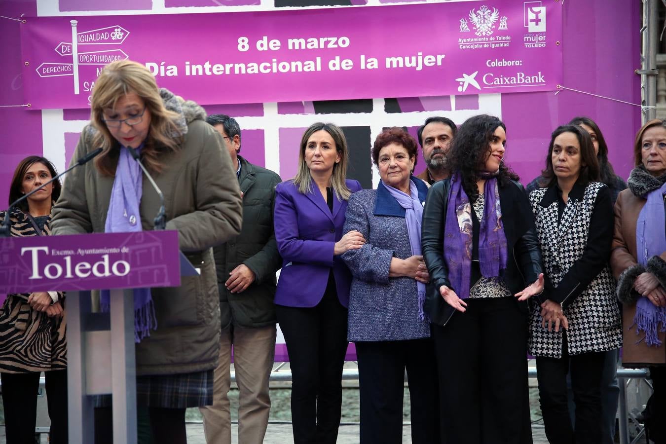 En la plaza del Ayuntamiento ha tenido lugar la lectura del manifiesto en el que se ha abogado por una igualdad real entre hombres y mujeres. 