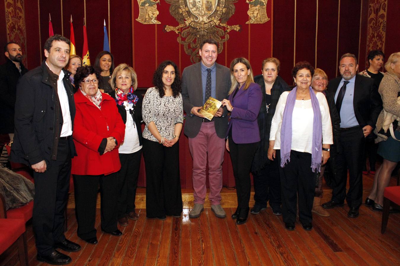 La Sala Capitular ha acogido la presentación del libro ganador de la XIV Edición de Premio de Narrativa «Princesa Galiana», que ha recaído en Ernesto Tubia, en la imagen con la alcaldesa, Milagros Tolón. 