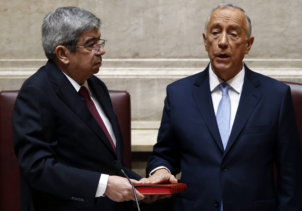 Marcelo Rebelo de Sousa (dcha) jura el cargo como presidente de Portugal en presencia del presidente la Asamblea de la República, Eduardo Ferro Rodrigues (izq), durante una ceremonia en Lisboa (Portugal) 