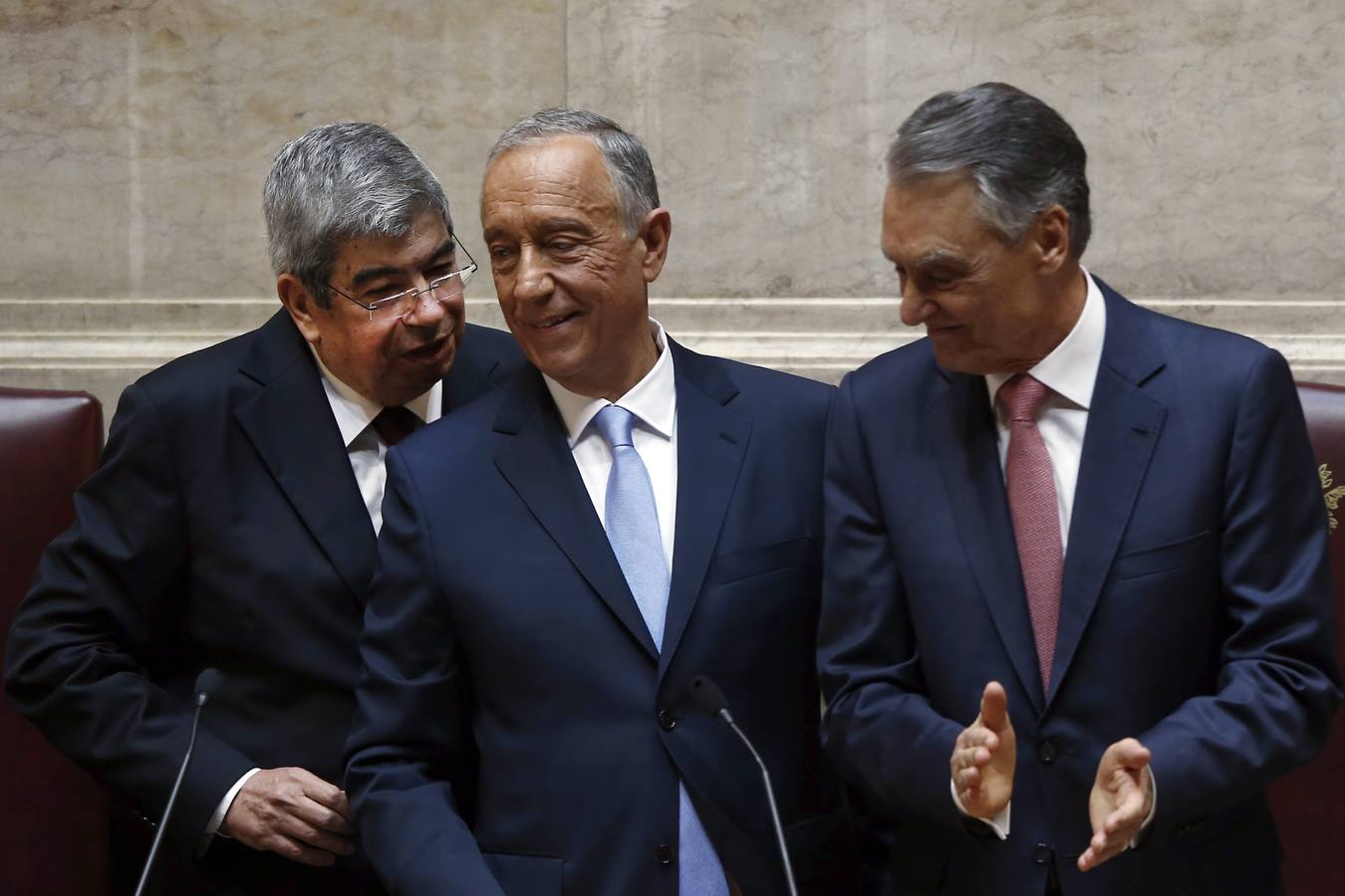 El presidente electo Marcelo Rebelo de Sousa (c) conversa con el presidente la Asamblea de la República, Eduardo Ferro Rodrigues (izq), y su antecesor, Anibal Cavaco Silva (dcha), durante la ceremonia de investidura de Rebelo como presidente de Portugal en la Asamblea de la República en Lisboa (Portugal)