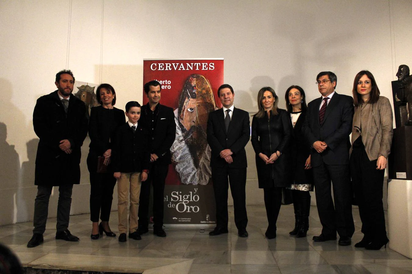 El presidente de Castilla-La Mancha, Emiliano García-Page, y la alcaldesa de Tolón, entre otros, en la inuguración de la muestra de Alberto Romero. 