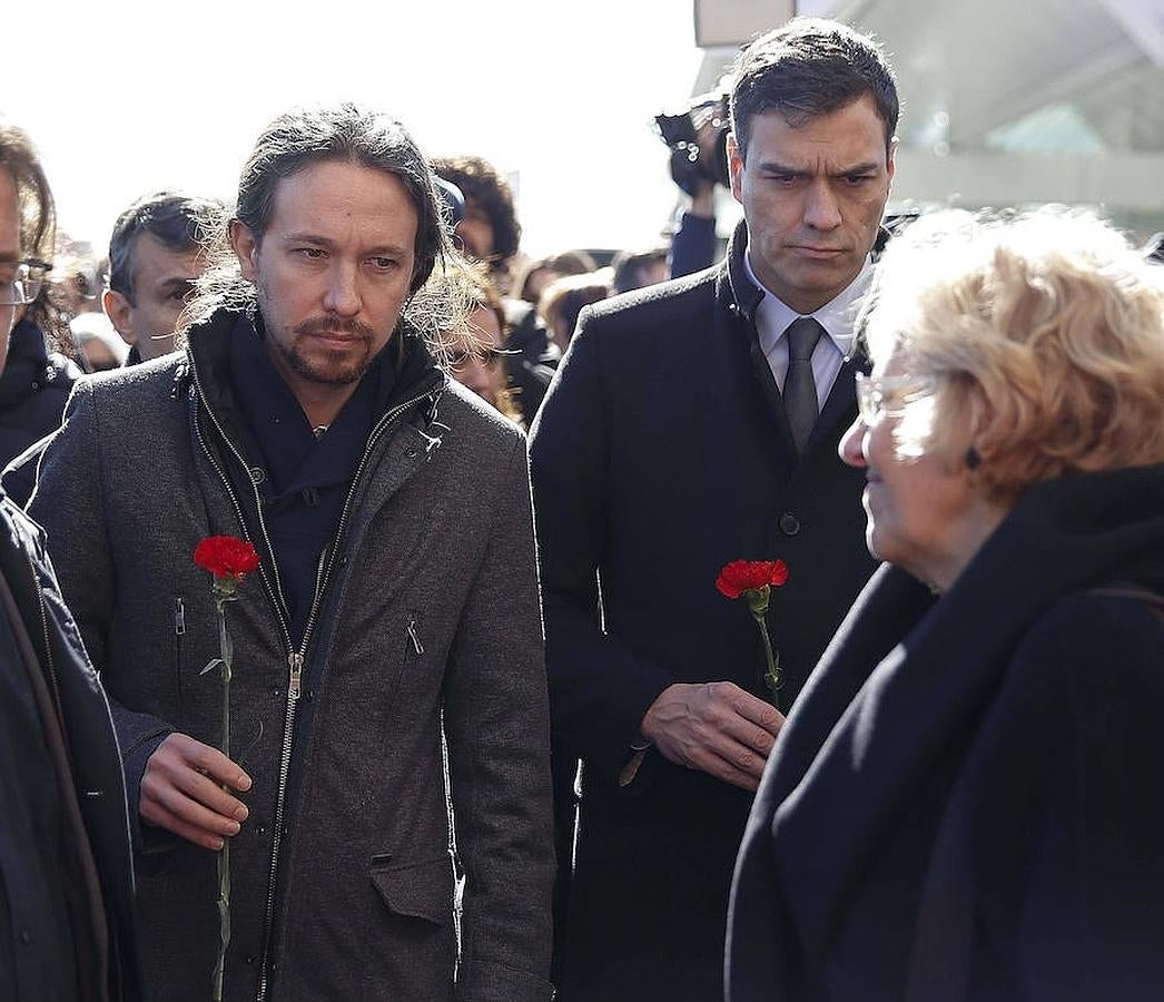 14.. El líder de Podemos, Pablo Iglesias, y el del PSOE, Pedro Sánchez, cruzan miradas con la regidora de la capital, Manuela Carmena, durante el acto de homenaje a las víctimas del 11-M en la estación de Atocha