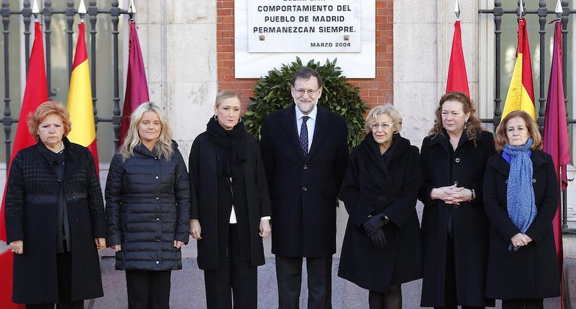 1.. Representantes de las cuatro asociaciones de víctimas, el jefe del Ejecutivo en funciones, Mariano Rajoy, la alcaldesa de Madrid, Manuela Carmena, y la presidenta de la Comunidad, Cristina Cifuentes, han depositado una corona de laurel frente a la placa que recuerda a los fallecidos