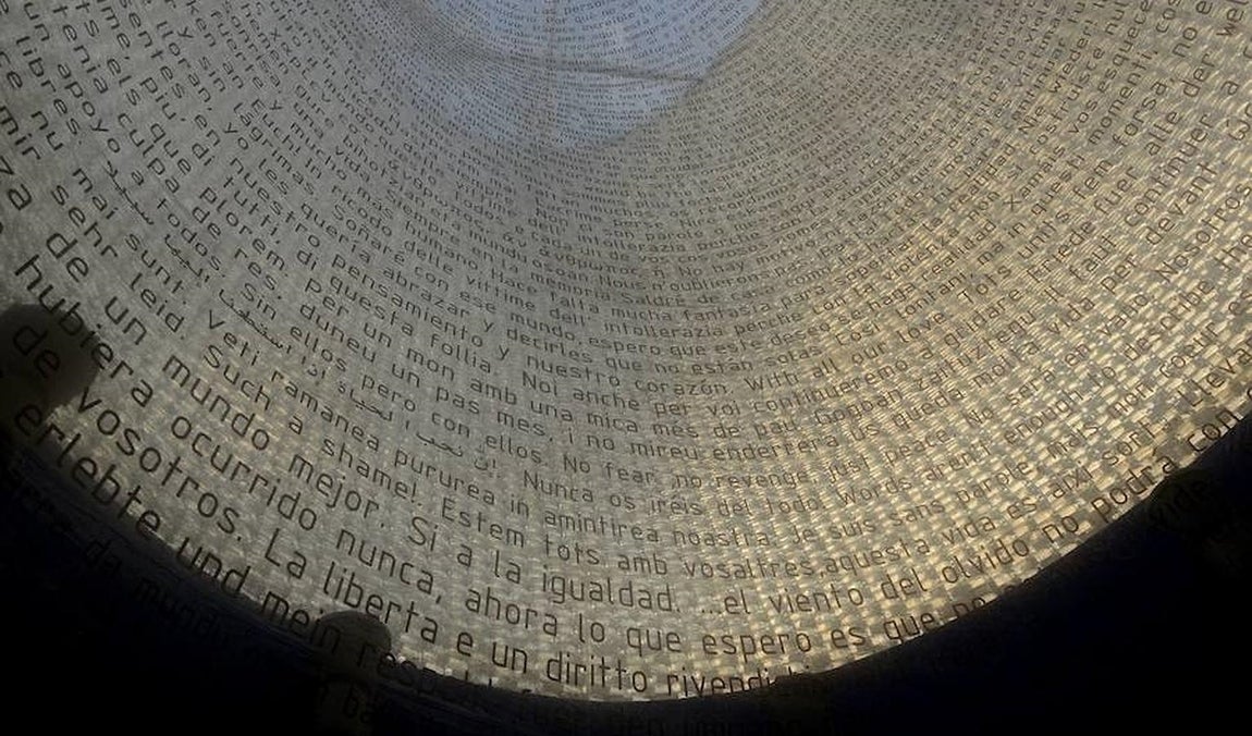 9.. La inauguración del mausoleo estuvo presidida por los reyes Juan Carlos y Sofía y concluyó con tres minutos de silencio en memoria de las víctimas y con la interpretación del «cant dels ocells» de Pau Casals