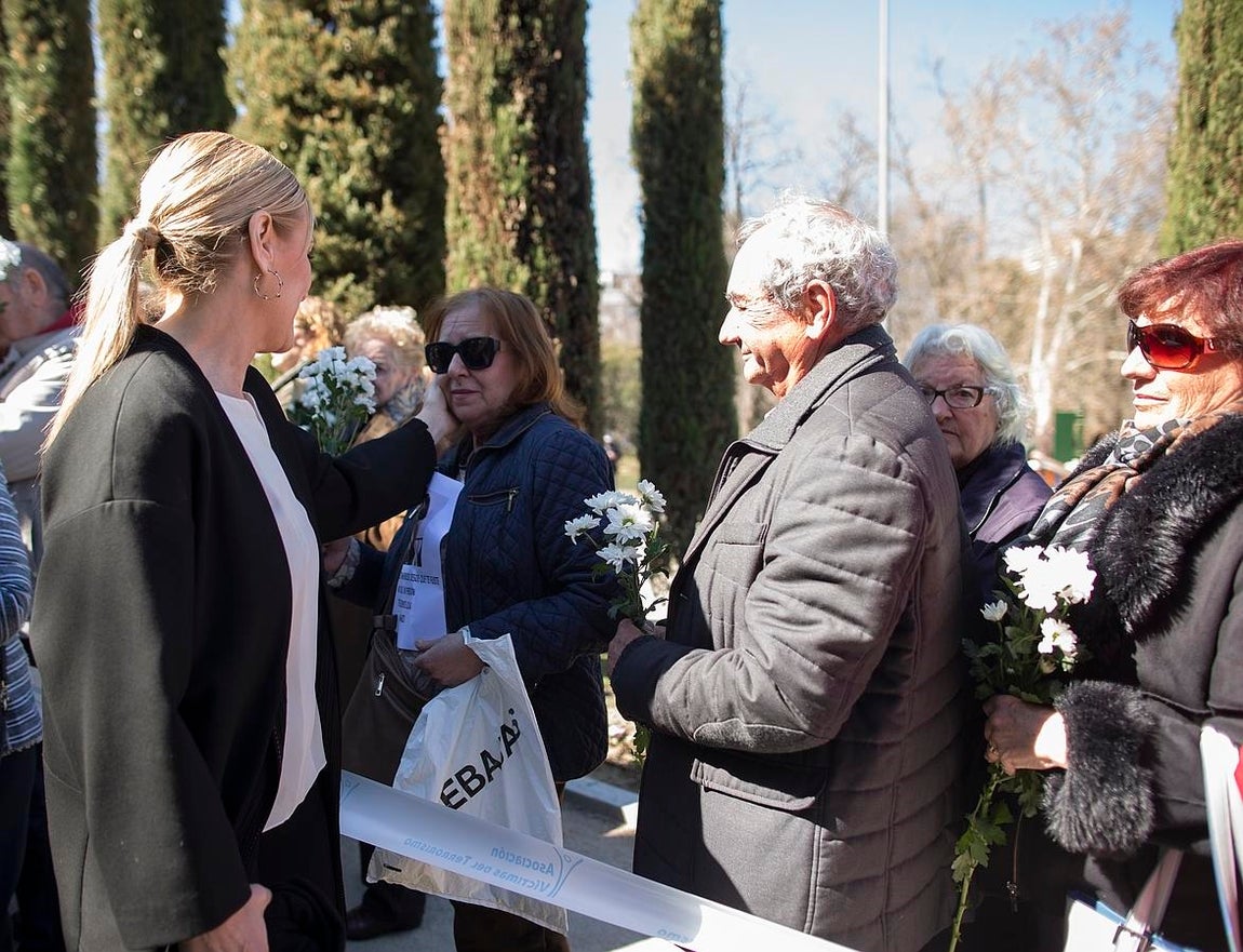 17. Cifuentes consuela a una asistente al homenaje de esta mañana