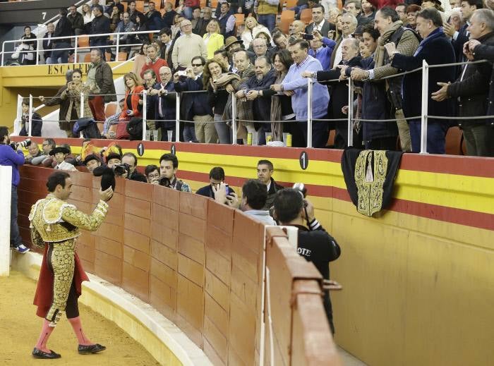 Enrique Ponce brinda un toro a Jaime de Marichalar y a sus hijos. 