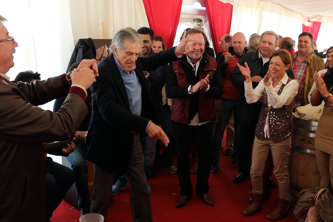 Jaime Ostos baila en la carpa instalada en las inmediaciones de la plaza de toros. 