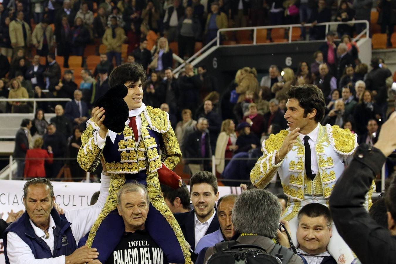 López Simón y Cayetano Rivera salen a hombros de la plaza de toros. 