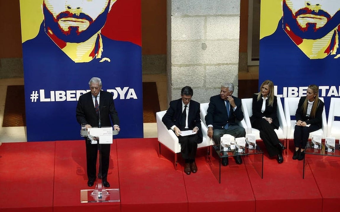 Mario Vargas Llosa, durante su intervención en el acto de este martes, junto a José Miguel Vivanco (Human Rights Watch, a la izq.), Felipe González y Lilian Tintori, esposa de López. 