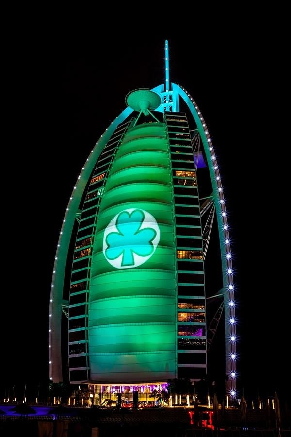 Burj Al Arab, Dubái. El Burj Al Arab es uno de los hoteles de lujo más conocidos del mundo. Tiene 321 metros de altura, y se halla en una isla artificial a 270 metros de la playa en el Golfo Pérsico. Todas sus habitaciones (202 en total) son suites, y varían desde los 170 metros cuadrados, a la más grande, con una superficie de unos 780.