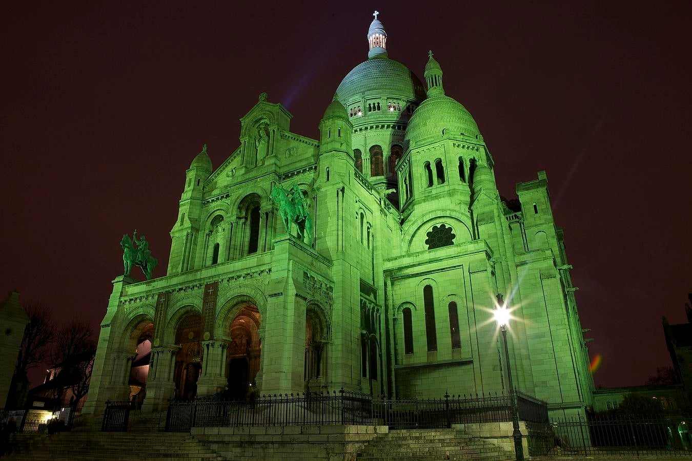 Basílica del Sagrado Corazón, París. Decenas de iconos mundialmente conocidos, entre los que destacan el Coliseo de Roma, la Basílica del Sagrado Corazón de París, la Torre de Pisa, el London Eye en Londres o la estatua de Cristo Rendedor de Río de Janeiro se iluminan cada año la noche del miércoles 16 de marzo para celebrar San Patricio (17 de marzo).