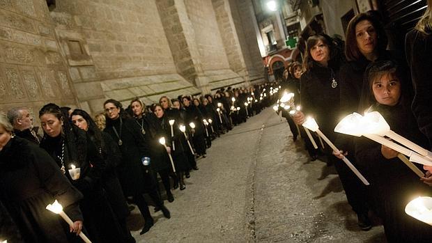 Las mujeres son las protagonistas en la procesión de la Soledad