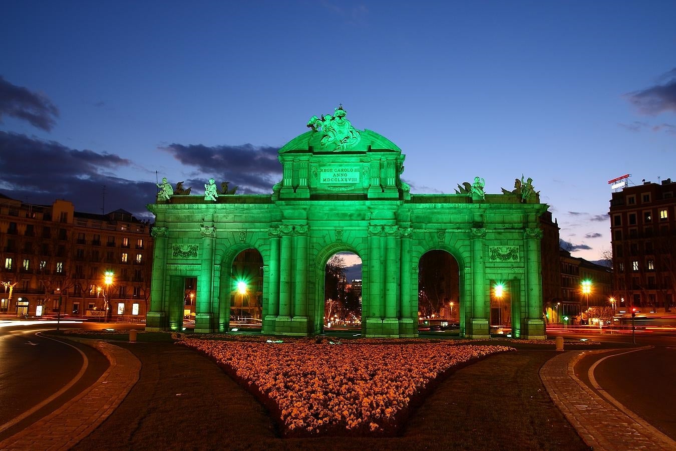 Puerta de Alcalá, Madrid. La fachada principal del Palacio de Cibeles y la Puerta de Alcalá se iluminan cada año de verde con motivo del día de San Patricio. La iluminación comenzó el miércoles a las 20 horas, y se prolongó hasta la 1 de la madrugada del jueves 17 de marzo, día de San Patricio.