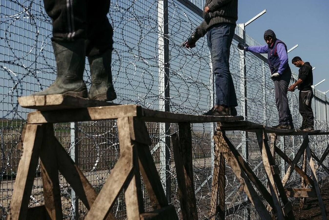 Unos trabajadores levantan una valla fronteriza en la localidad búlgara de Shtit, fronteriza con Turquía
