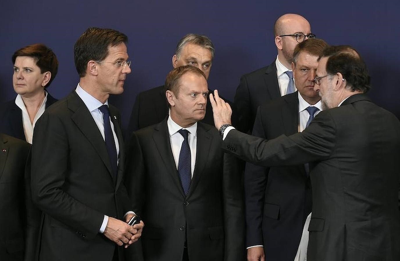 De izquierda a derecha, el primer ministro holandés, Mark Rutte, el presidente del Consejo Europeo, Donald Tusk, y el presidente en funciones del Gobierno, Mariano Rajoy, durante la cumbre europea sobre los refugiados este viernes en Bruselas