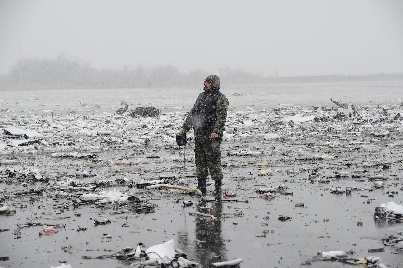 Un investigador trabaja en el lugar del accidente del avión de Flydubai en el aeropuerto de Rostov On Don en Rusia. 