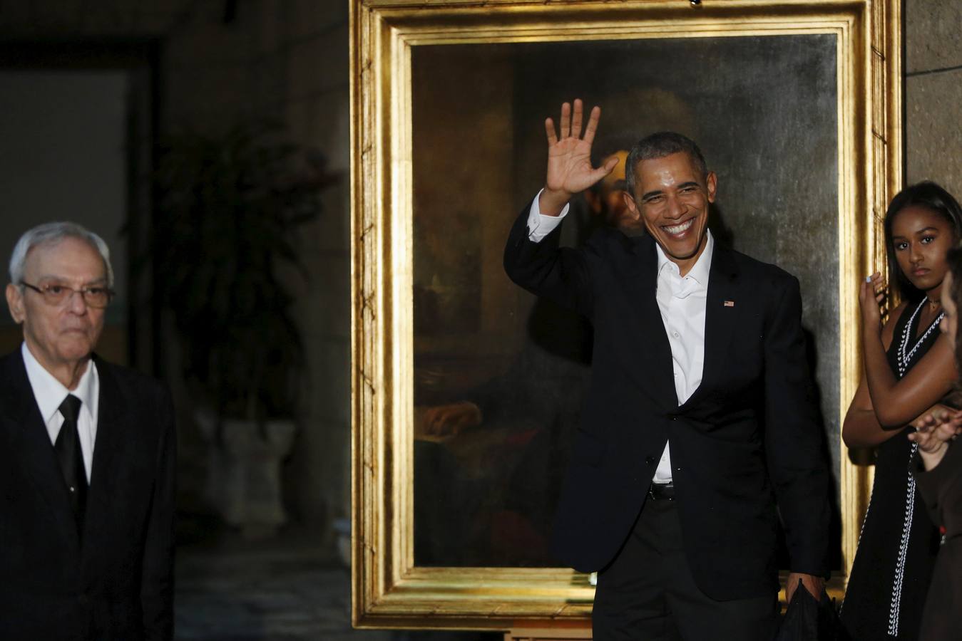 Protegidos por paraguas de la intensa lluvia y guiados por un historiador local llamado Eusebio Leal, Obama y su familia recorrieron las calles de La Habana Vieja, escasas de gente y blindadas por un fuerte dispositivo policial. 