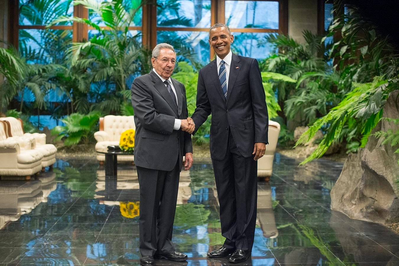 Castro y Obama se estrechan la mano antes de la entrevista en el Palacio de la Revolución de la capital cubana. 