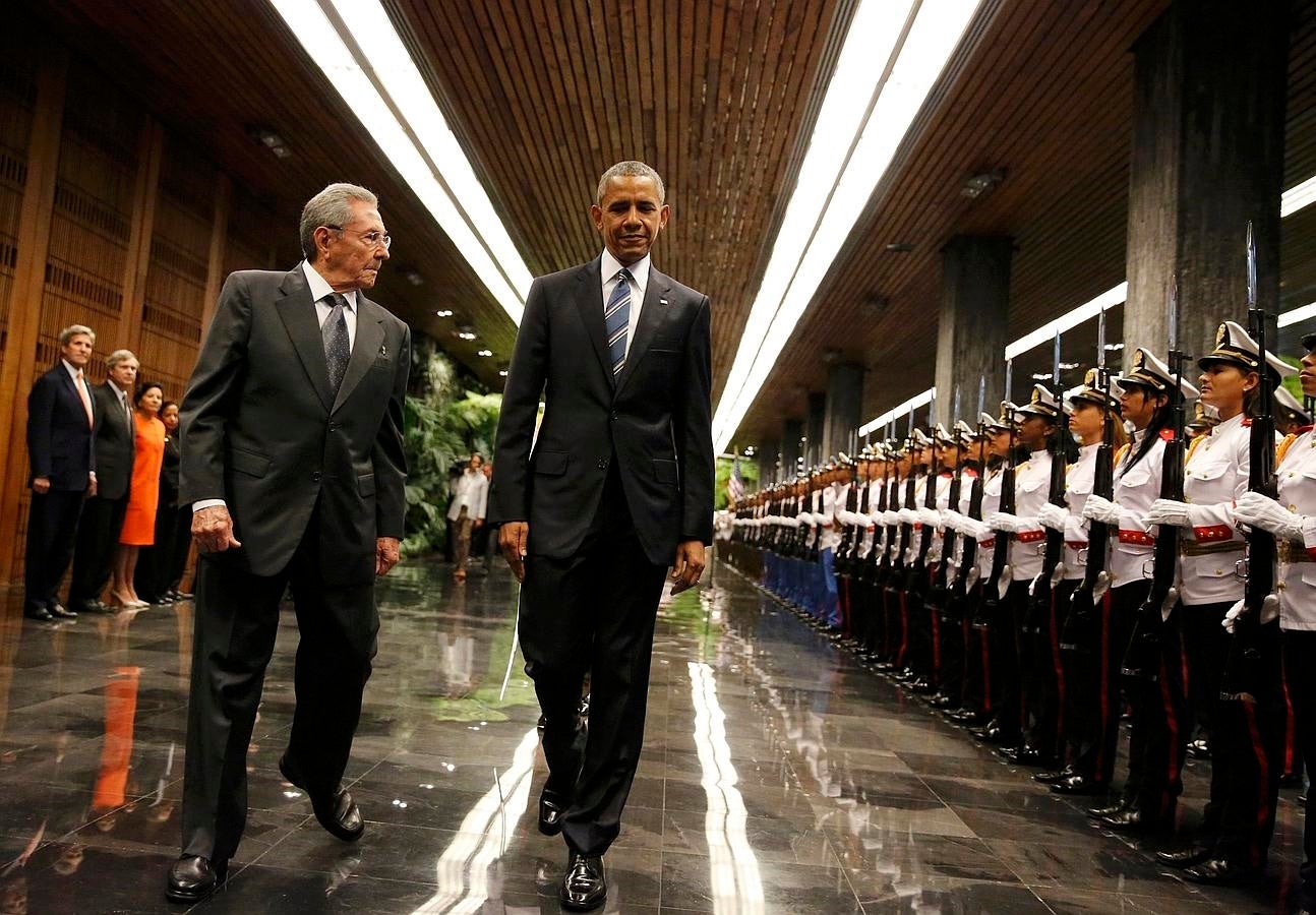 Castro y Obama pasan revista a la guardia poco antes de su entrevista en La Habana. 