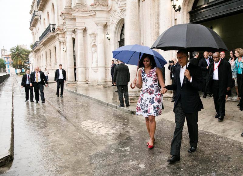 El presidente Barack Obama y la primera dama Michelle Obama a pie de la caravana después de recorrer La Habana Vieja, Cuba