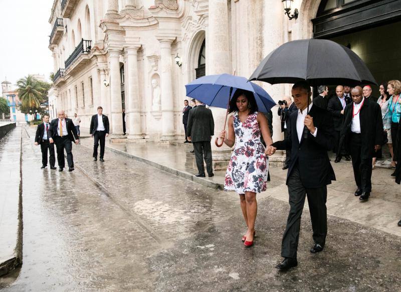 El presidente Barack Obama y la primera dama Michelle Obama a pie de la caravana después de recorrer La Habana Vieja, Cuba. 