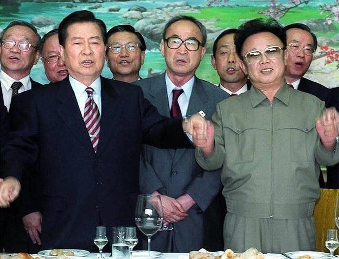 El 15 de junio de 2000 el líder norcoreano, Kim Jong Il, cogió la mano al presidente surcoreano, Kim Dae Jung, en Pyongyang, pese a que ambos países continúan técnicamente en guerra desde la década de 1950