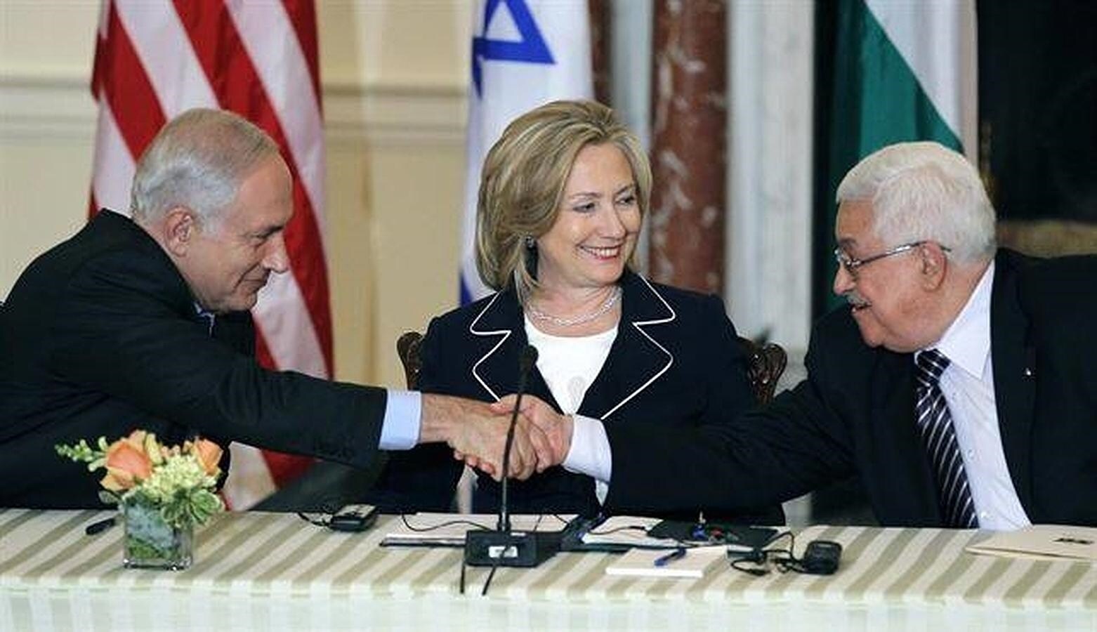 El 2 de septiembre de 2010 el primer ministro israelí, Benjamin Netanyahu, le dio la mano al presidente palestino, Mahmud Abbas, ante la mirada de la secretaria de Estado norteamericana, Hillary Clinton
