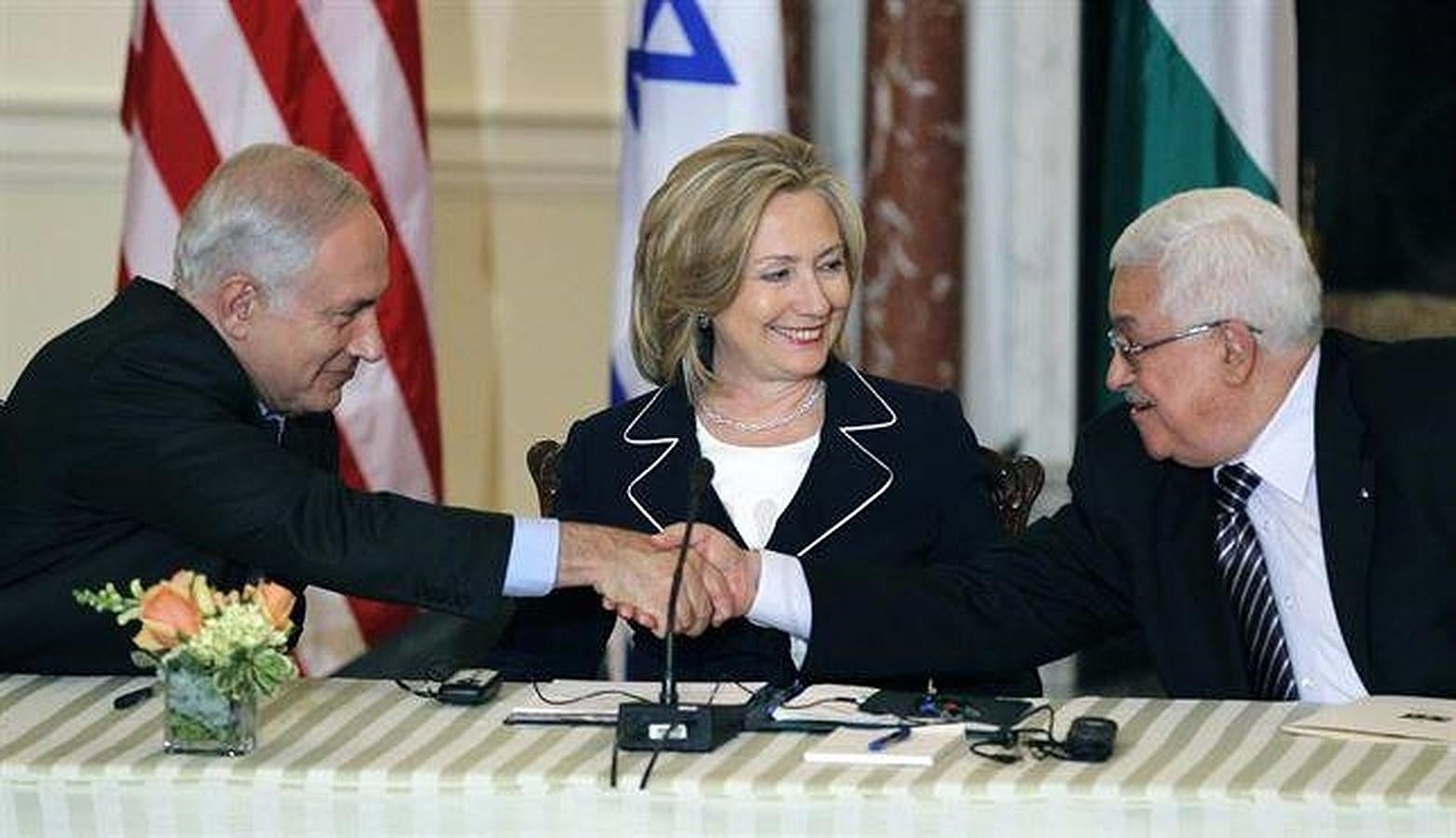 El 2 de septiembre de 2010 el primer ministro israelí, Benjamin Netanyahu, le dio la mano al presidente palestino, Mahmud Abbas, ante la mirada de la secretaria de Estado norteamericana, Hillary Clinton. 