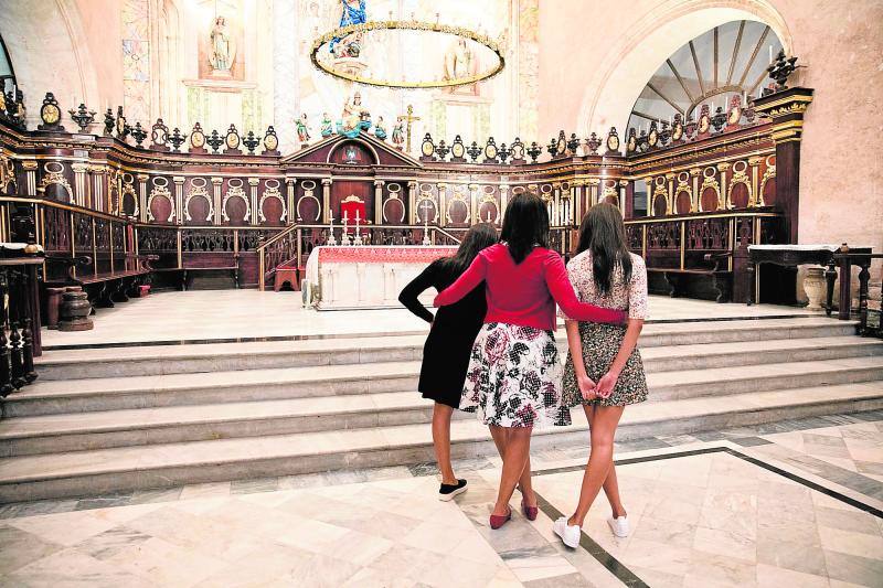 La primera dama Michelle Obama y sus hijas Malia y Sasha visitan La Catedral de la Virgen María de la Concepción Inmaculada de La Habana Vieja. 