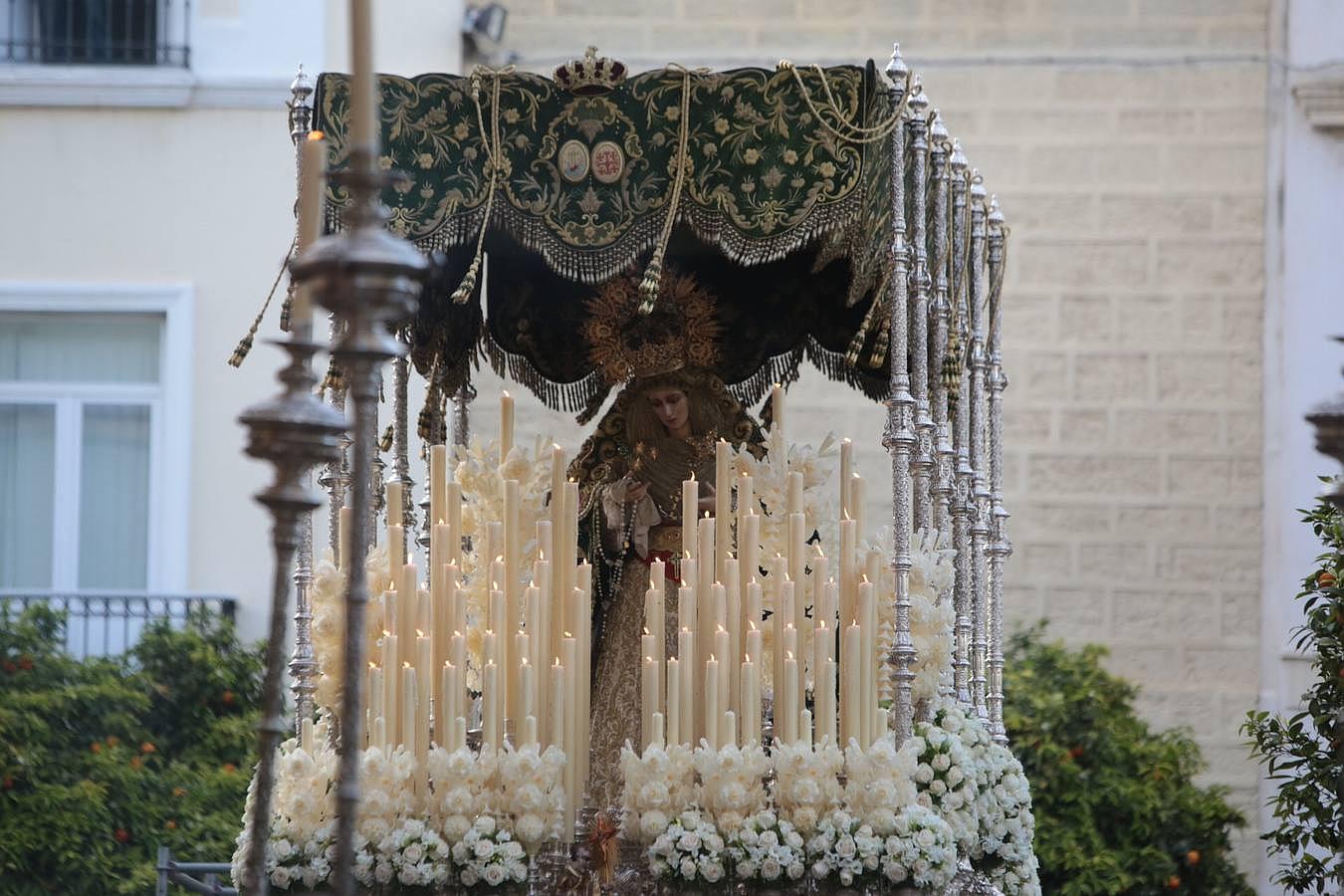 Fotos: El Nazareno del Amor en el Lunes Santo. Semana Santa en Cádiz 2016