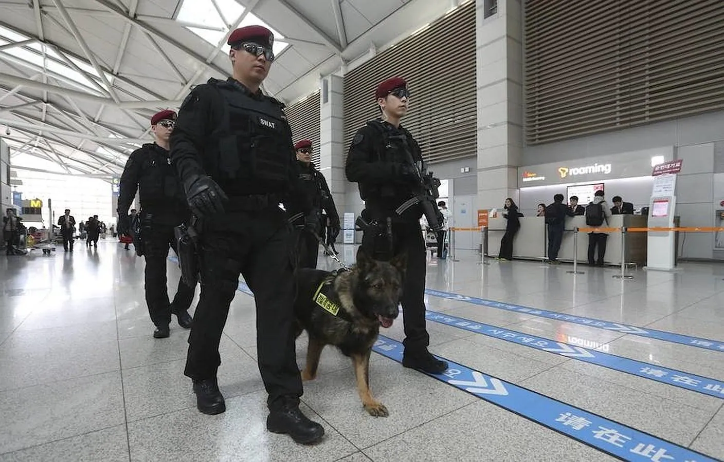 Policías surcoreanos patrullan por el aeropuerto internacional de Incheon en Seúl. La seguridad ha aumentado drásticamente tras los atentados