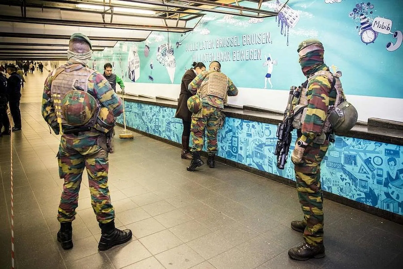 Tres soldados patrullan una estación de metro de Bruselas