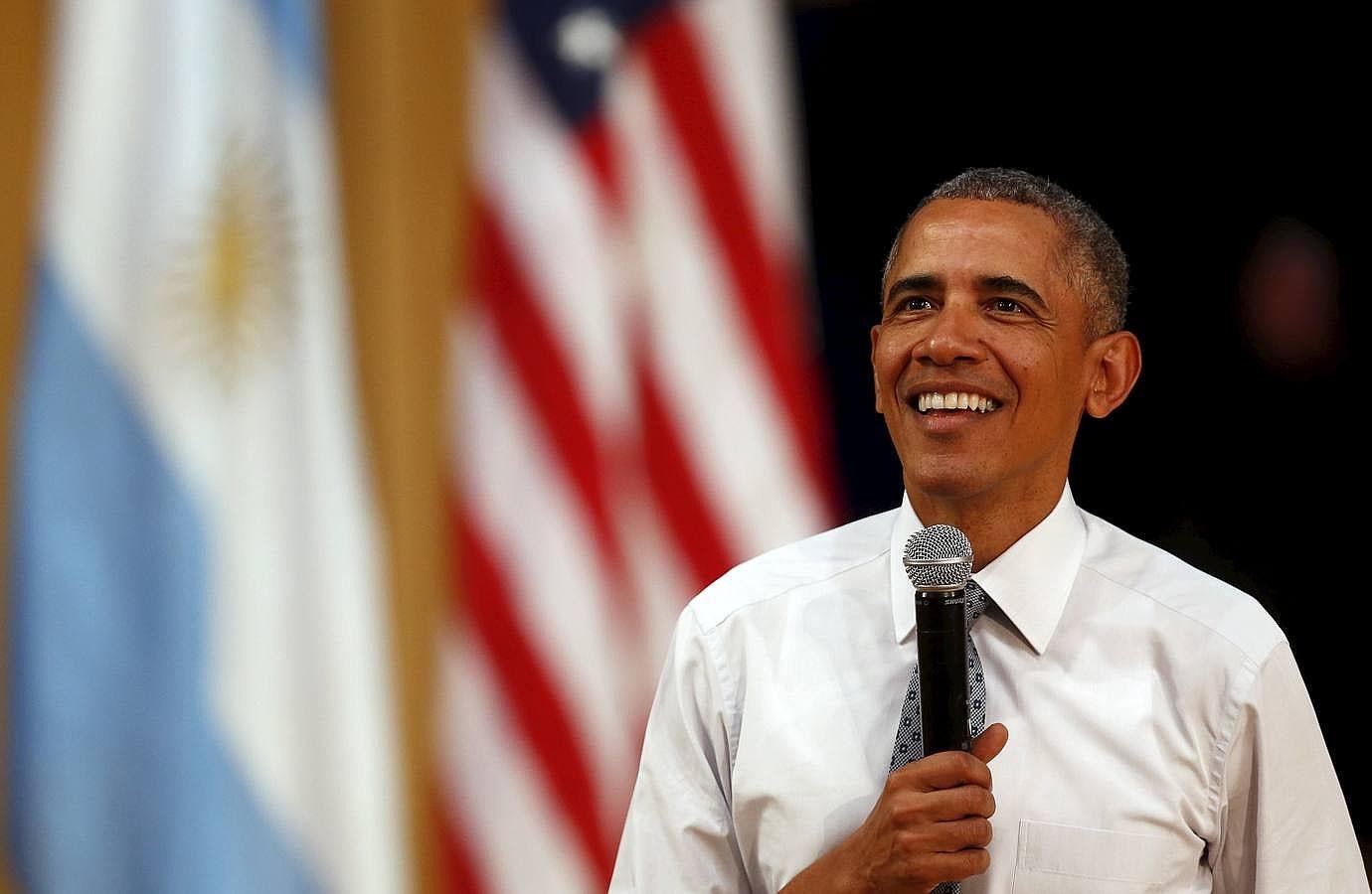 Obama se mostró cómodo en su discurso ante los jóvenes y se quitó la chaqueta. 