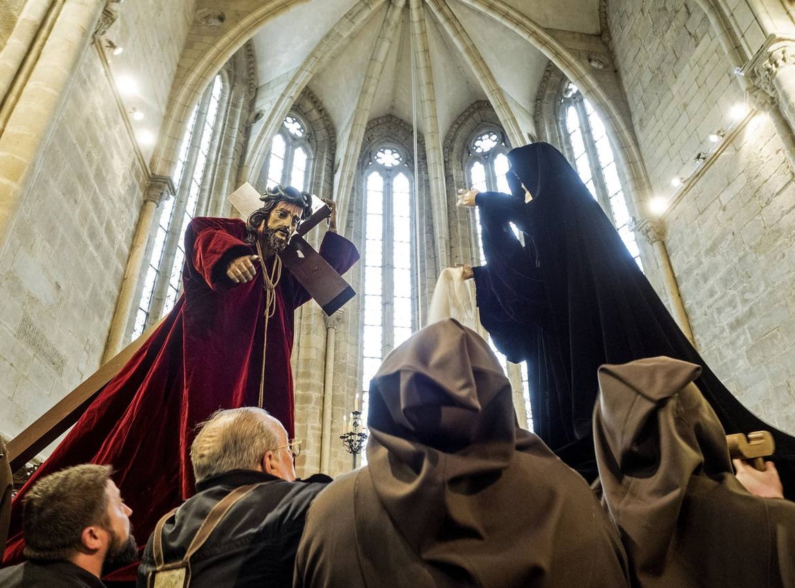 03. Viveiro (Lugo) vive uno de los días grandes de su Semana Santa, declarada de interés turístico internacional, con su reconocida procesión del Santo Encontro entre la Virgen y su hijo y que debido a la lluvia se ha celebrado en el atrio de Santa María.