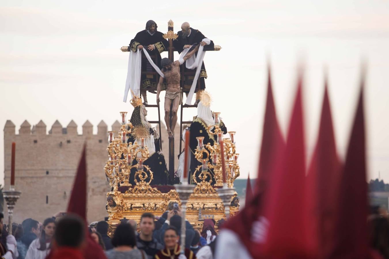 El Señor baja de la cruz en el Puente Romano