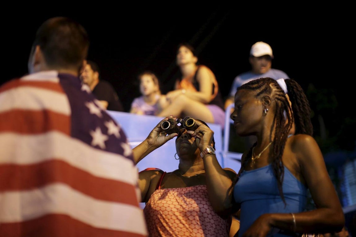 08. En las primeras filas lo que predominaba eran extranjeros -británicos, alemanes, estadounidenses, argentinos o mexicanos-, muchos ya con canas: fans acérrimos de la banda que les persiguen allá donde van y que, por supuesto, no quisieron perderse la cita histórica de los Stones en la Cuba del deshielo.