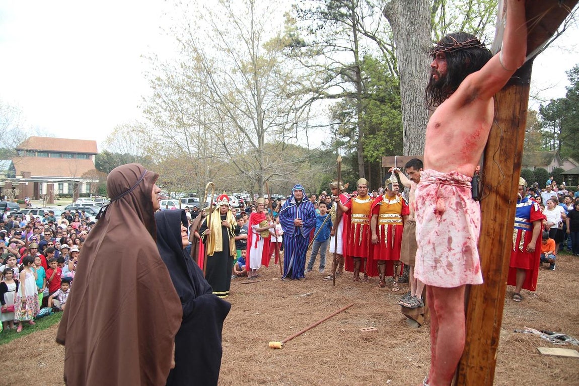 Representación del Vía Crucis en la localidad estadounidense de Charlotte, en Carolina del Norte, este viernes. 